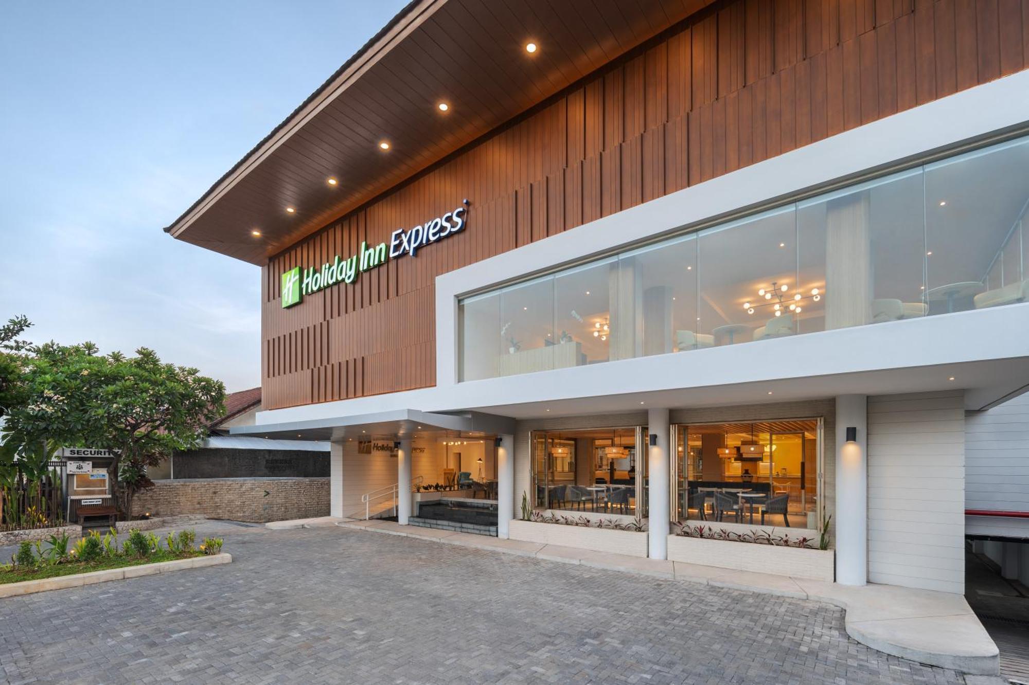Holiday Inn Express Bali Sunset Road By Ihg Kuta Lombok Exterior foto