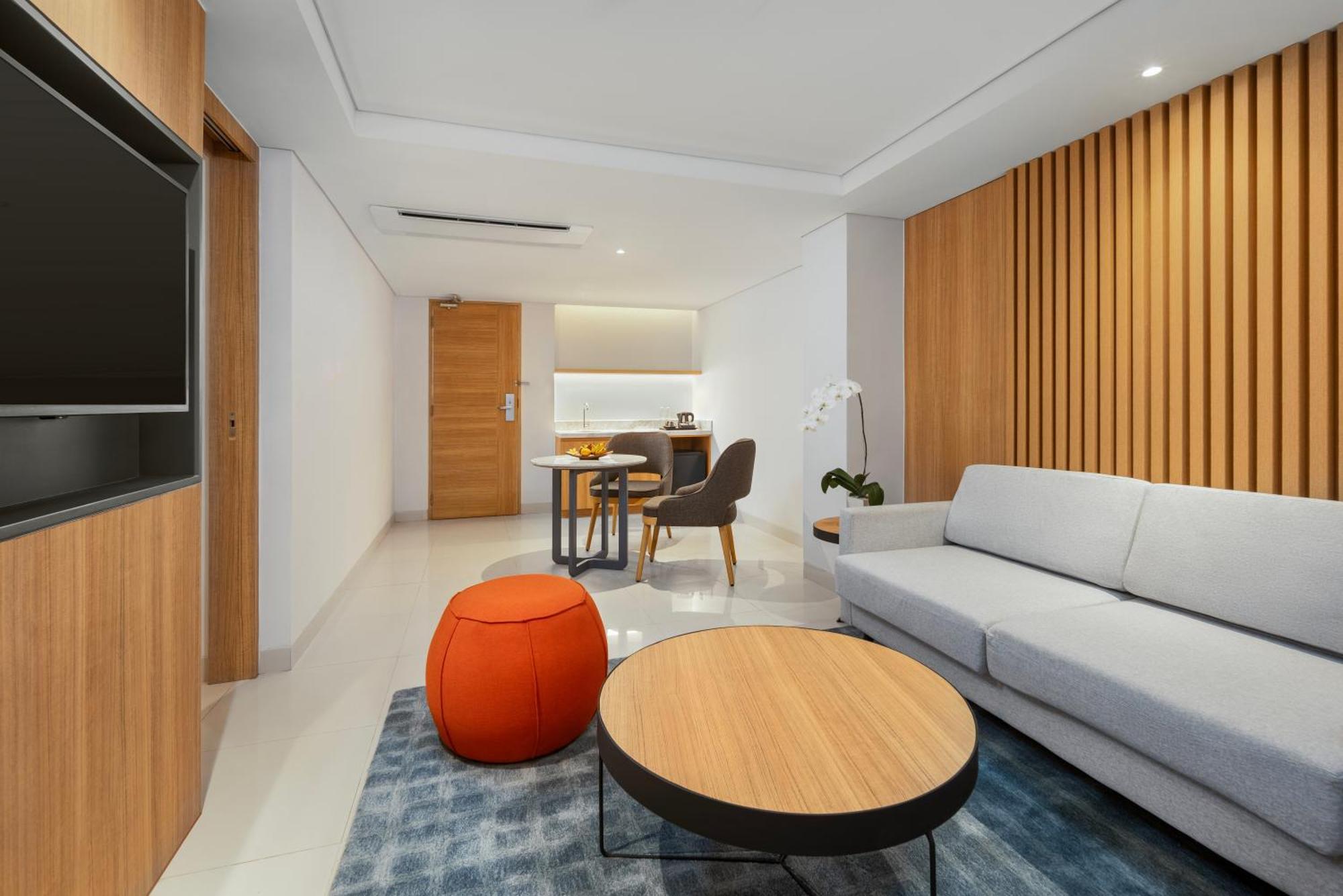 Holiday Inn Express Bali Sunset Road By Ihg Kuta Lombok Exterior foto