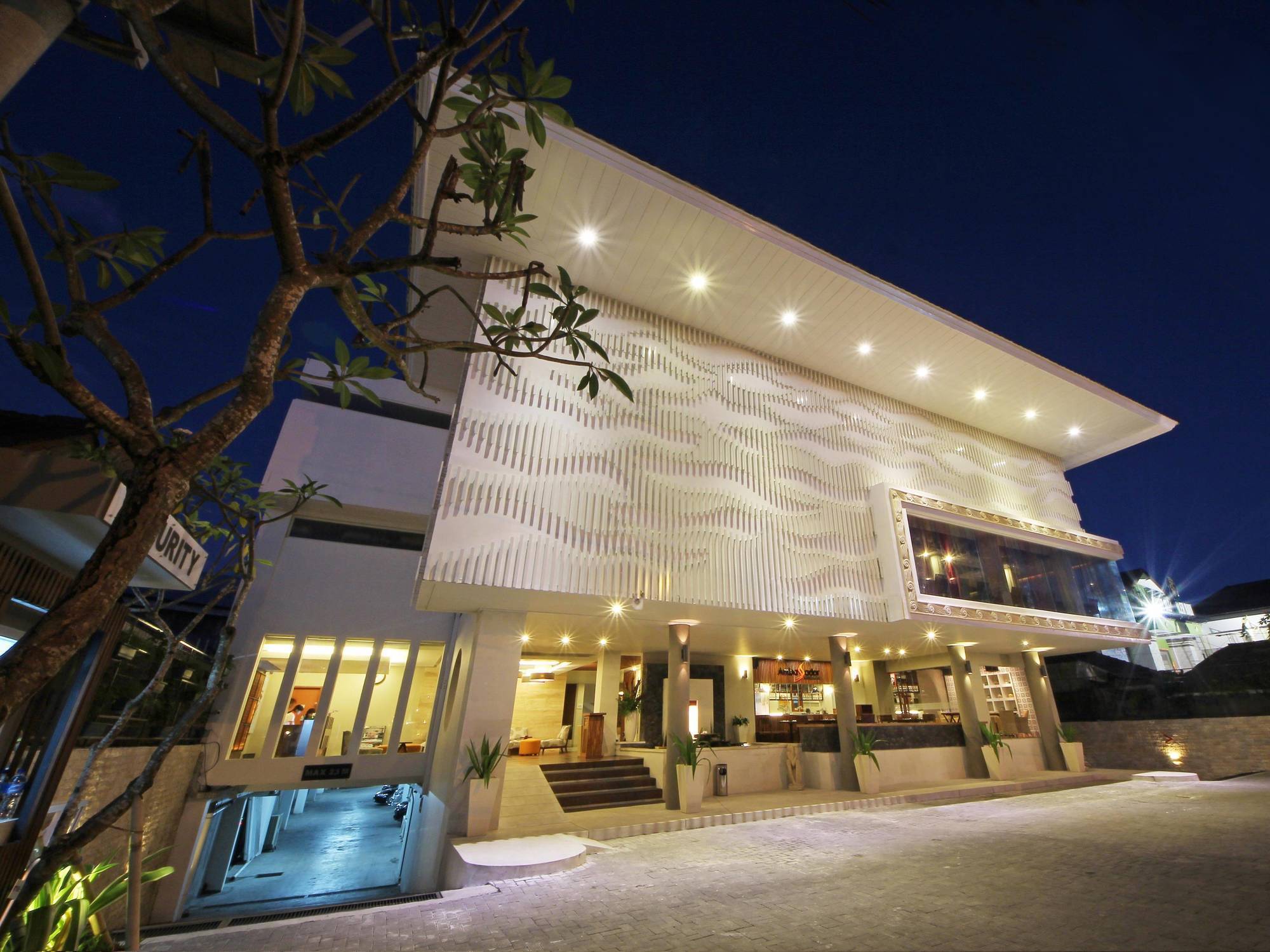 Holiday Inn Express Bali Sunset Road By Ihg Kuta Lombok Exterior foto